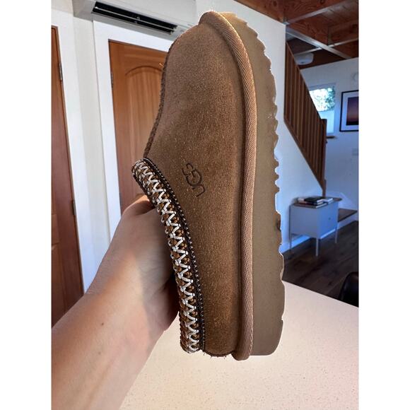 UGG Big Kids Size 2 Tasman Slipper in Chestnut Great Condition - Picture 10 of 12